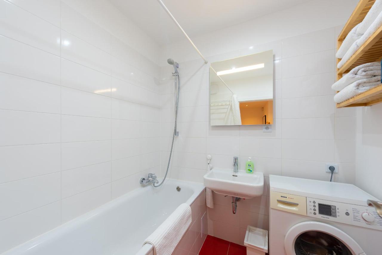 Bright Charming Apt With Terrace, Parking & Airco. Prag Exterior foto